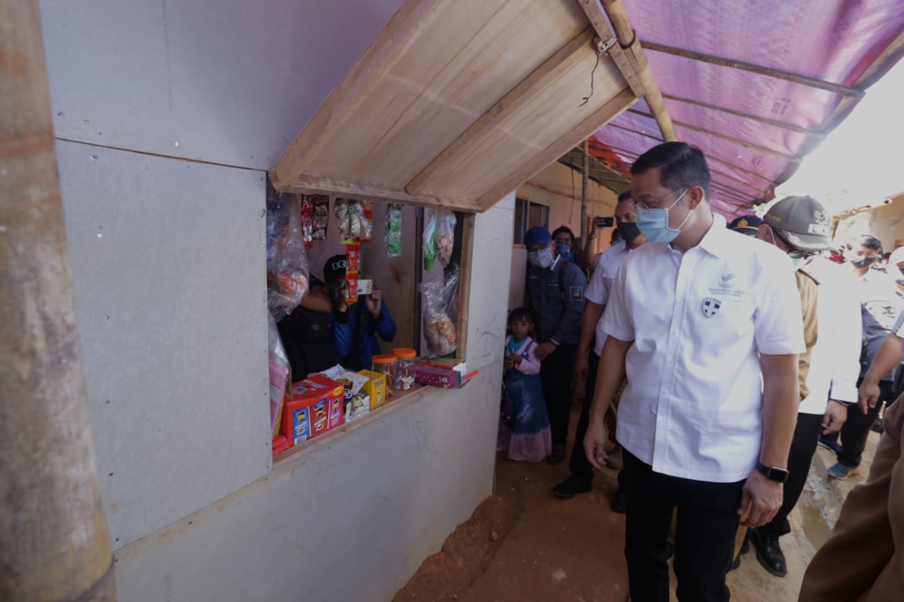 Minister of Social Affairs Observes the Temporary Shelter for Victims of Flash Floods and Landslides in Sukajaya