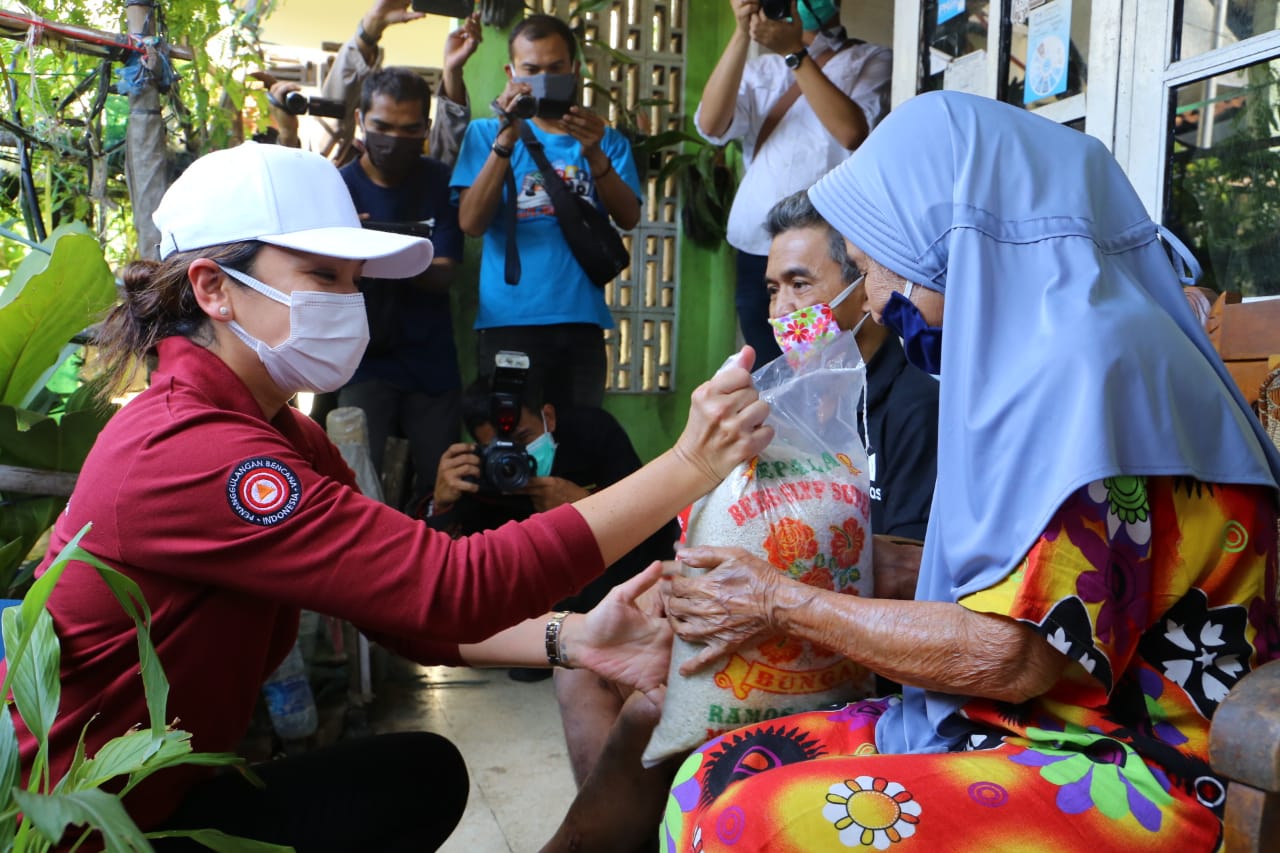 Penasihat Dharma Wanita Kemensos Sambangi Penerima Manfaat