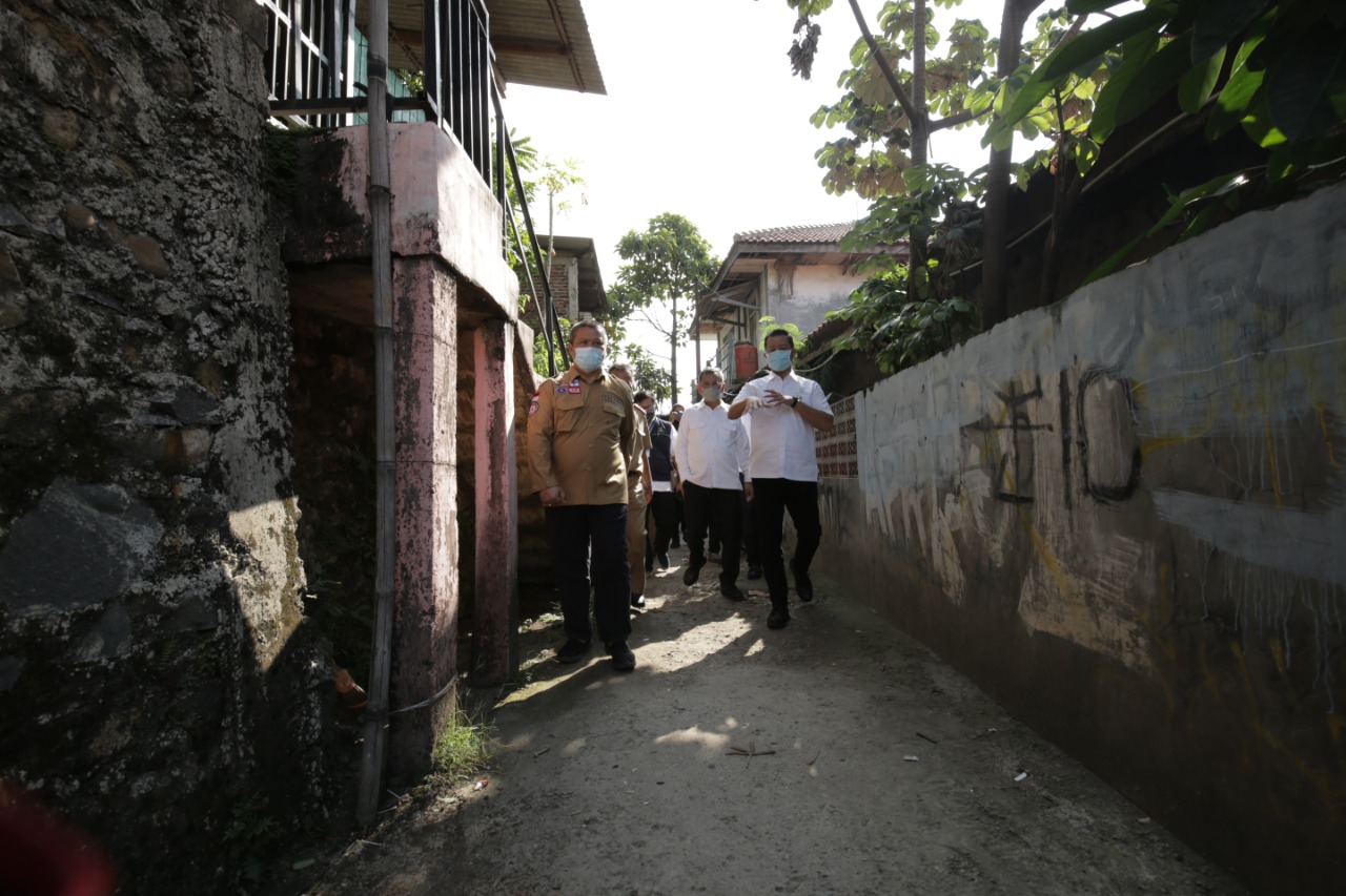 Minister of Social Affairs Monitors the Distribution of Basic Food in Cibinong