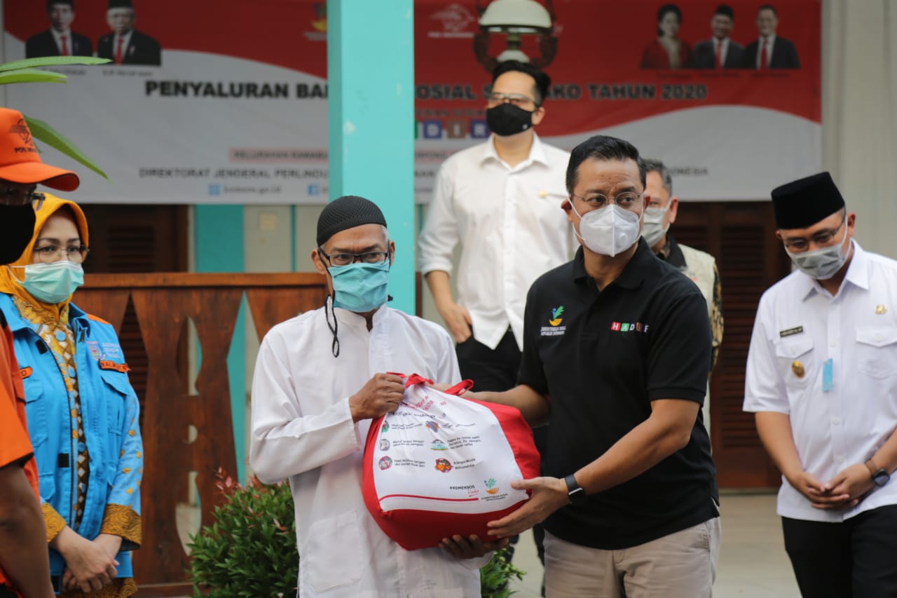 Ministry of Social Affairs Distributes Basic Food Assistance in South Tangerang