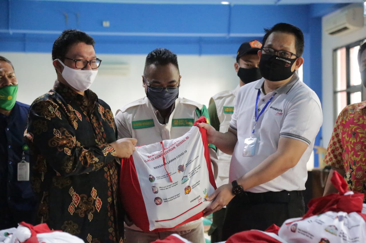 Ministry of Social Affairs Distributes Food Packages for UNJ Students and Honorary Workers