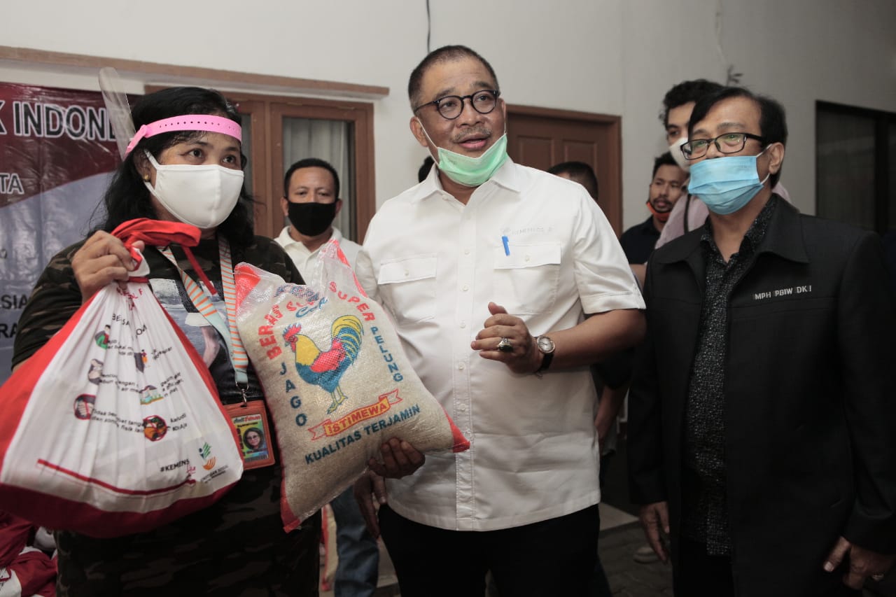 The Ministry of Social Affairs Distributes Basic Food Assistance for Journalists and Nomads