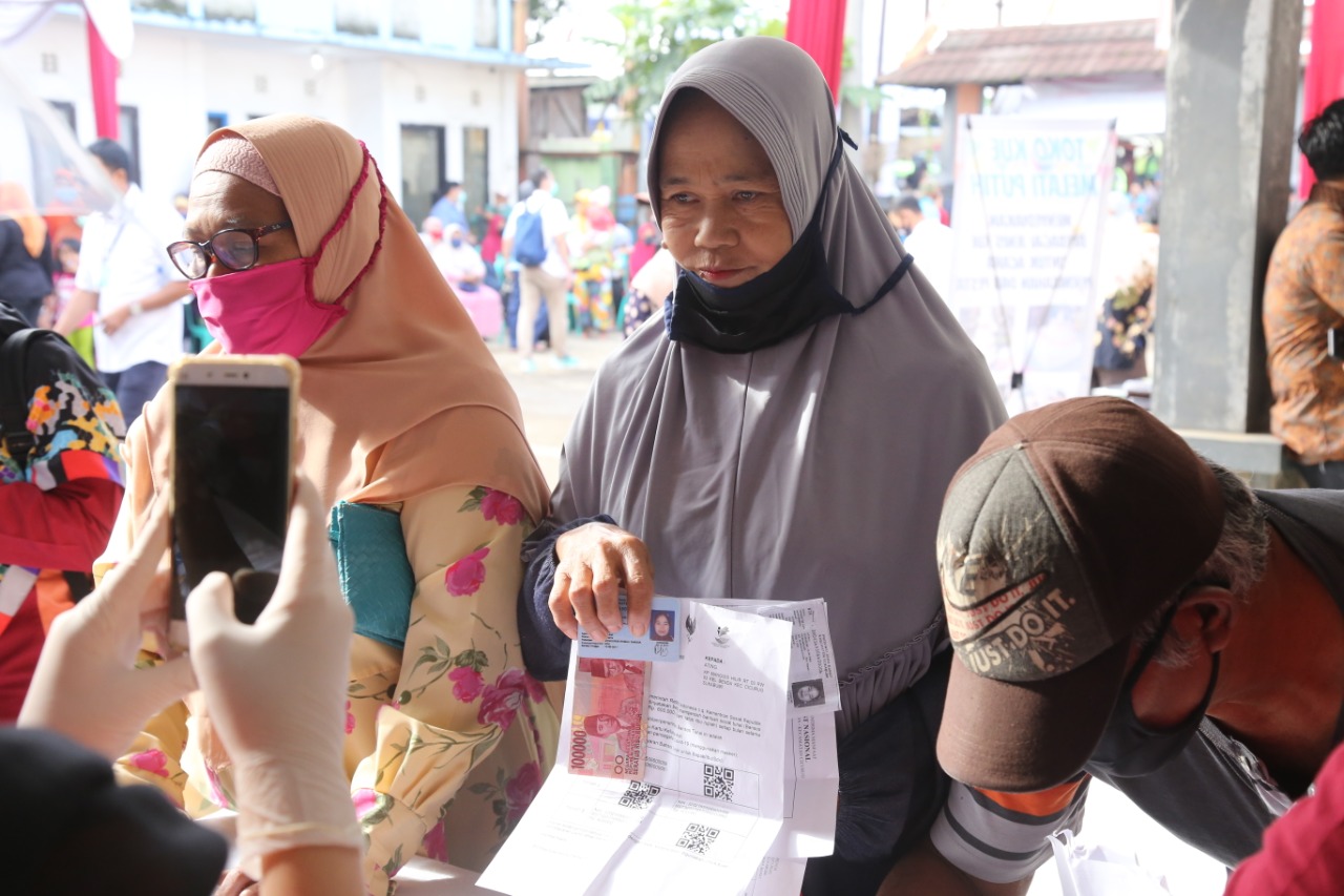 Menteri Sosial Pantau Langsung Penyaluran BST Kemensos di Sukabumi