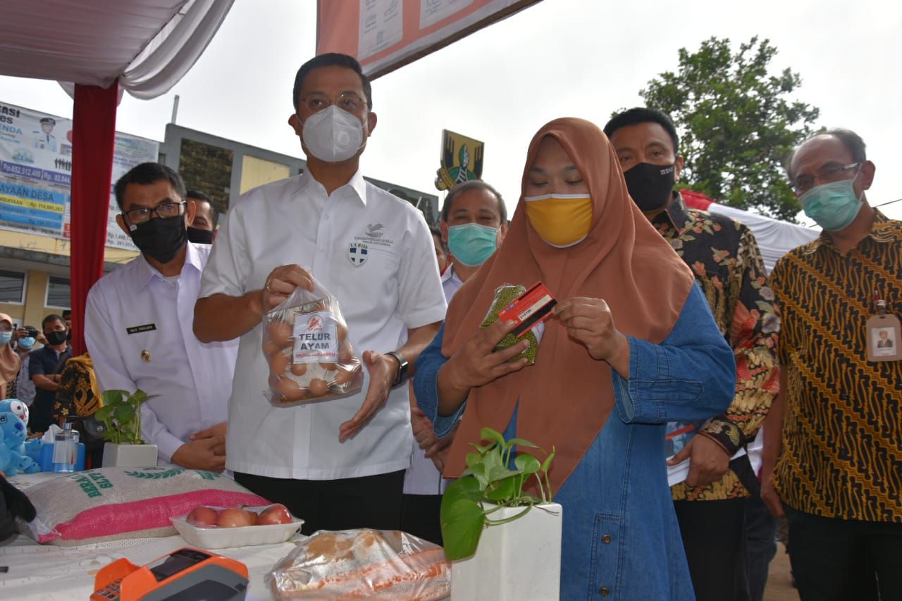 Mensos Kunjungi Penyaluran BST Tahap III di Kabupaten Sukabumi