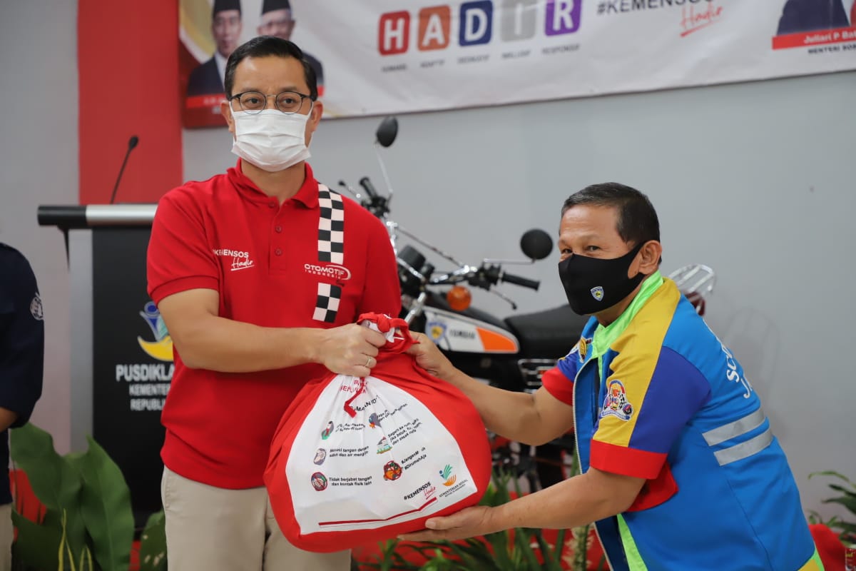 Vespa Mechanic is Grateful that the Government is Paying Attention to Him