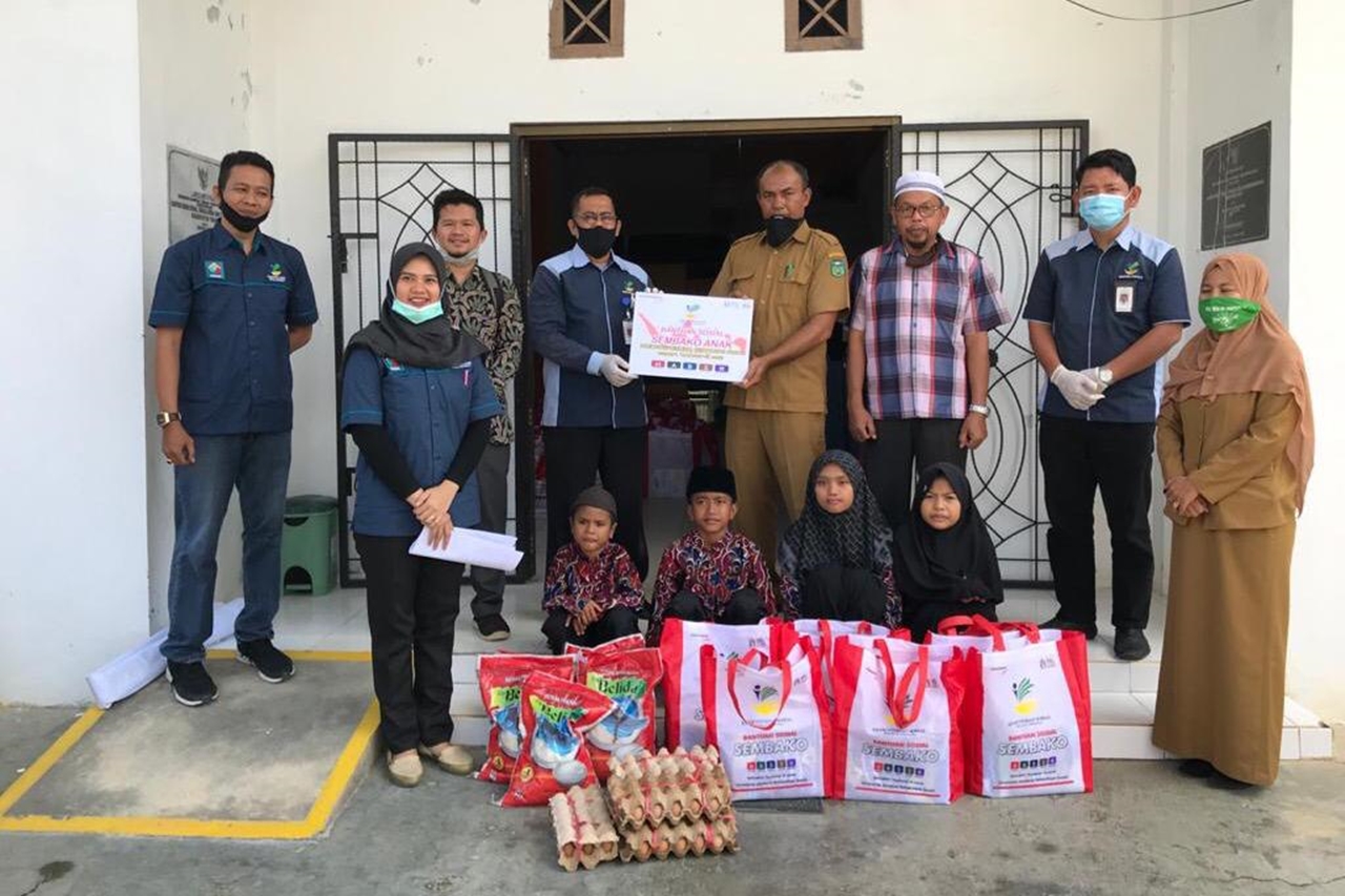 Senyum Anak-Anak Mengiringi Penyaluran Bansos Anak di Tebo