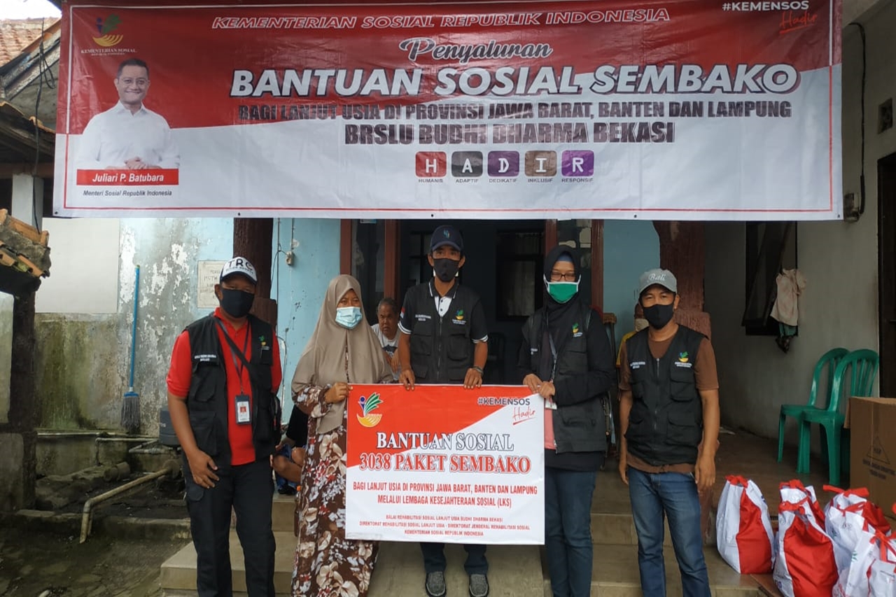 Balai "Budhi Dharma" Bekasi Salurkan Bansos di Tasikmalaya