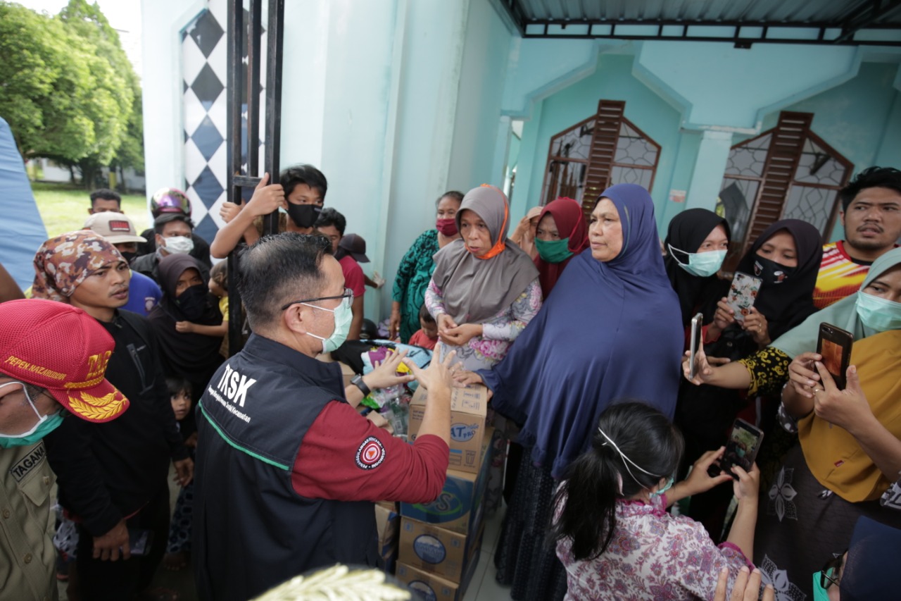 Sulitnya Akses, Tak Patahkan Semangat TKSK Bantu Korban Banjir