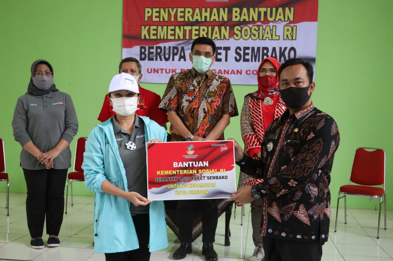 Grace Batubara Distributes Groceries in Cirebon City