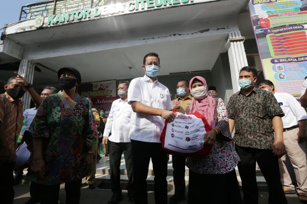 The Minister of Social Affairs Monitor the Distribution of Basic Food  Assistance and Cash Social Assistance in Bogor Regency