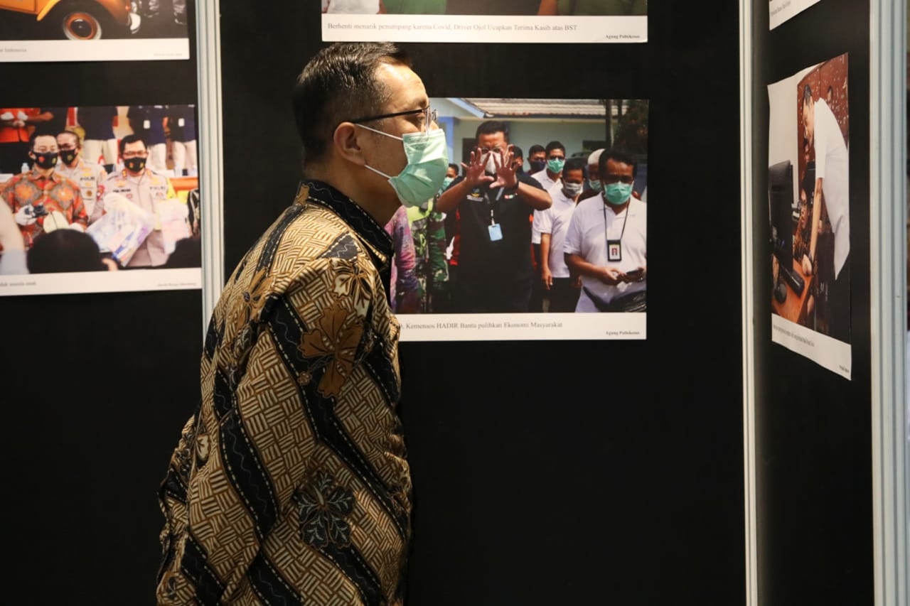 Menteri Sosial Hadiri Pameran Foto "Mensos Hadir"