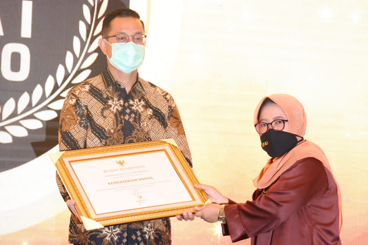 Ministry of Social Affairs Receives Award from Indonesian Child Protection Commission