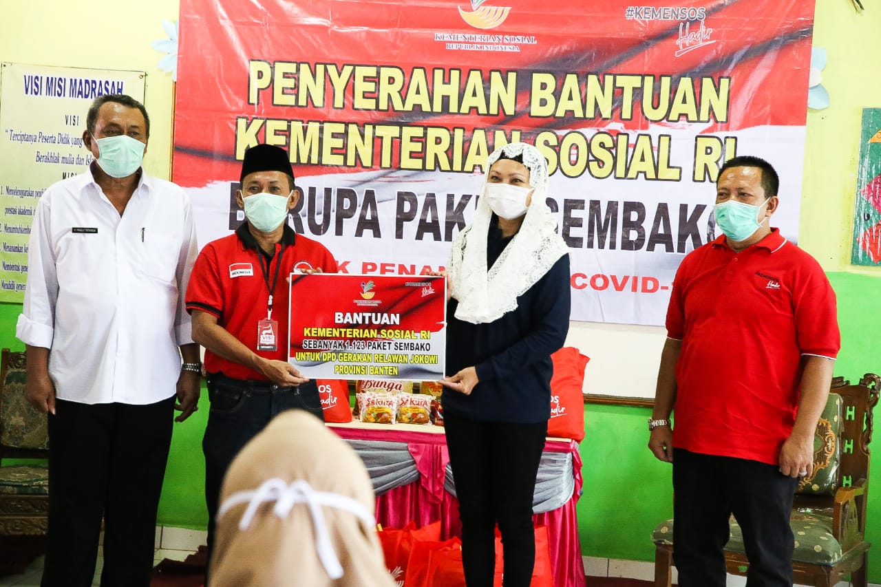 Ministry of Social Affairs 'Dharma Wanita Advisors Give Social Assistance Directly to Citizens' Homes