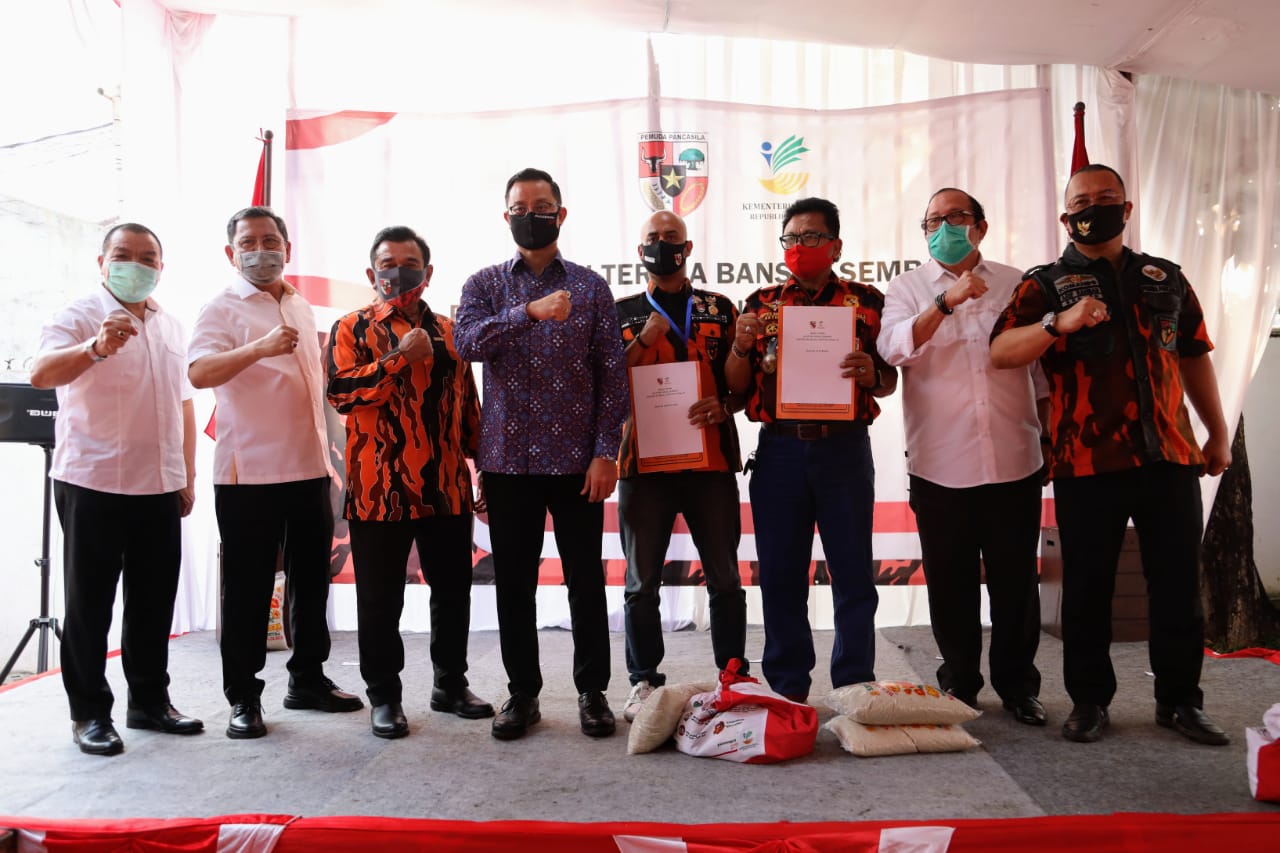 Ministry of Social Affairs Distributes Presidential Social Assistance to MPN Pemuda Pancasila