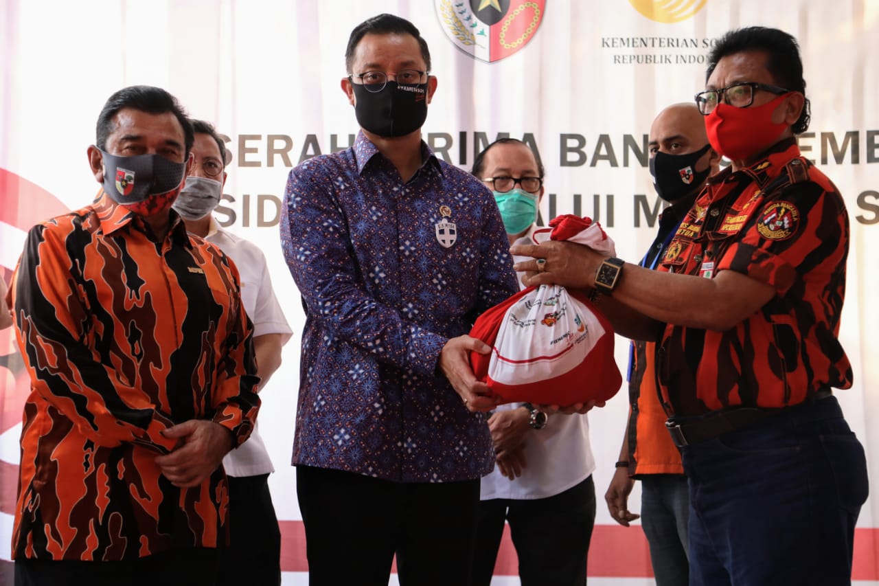 Mensos Juliari Gandeng Pemuda Pancasila Salurkan 2.856 Paket Sembako