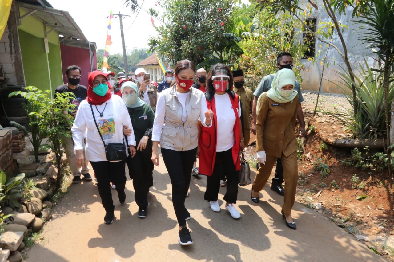 Penyaluran Paket Sembako untuk Warga Kemang