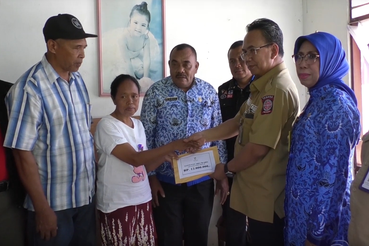 Ministry of Social Affairs Distributes Ambon Earthquake Heirs' Compensation