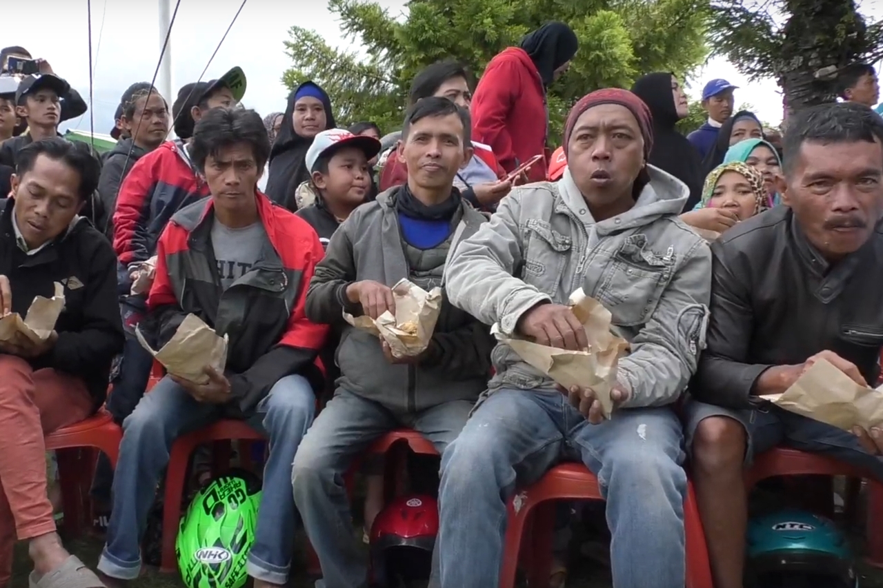 Kunjungi Wamena, Mensos Makan Bersama Pengungsi Korban Konflik