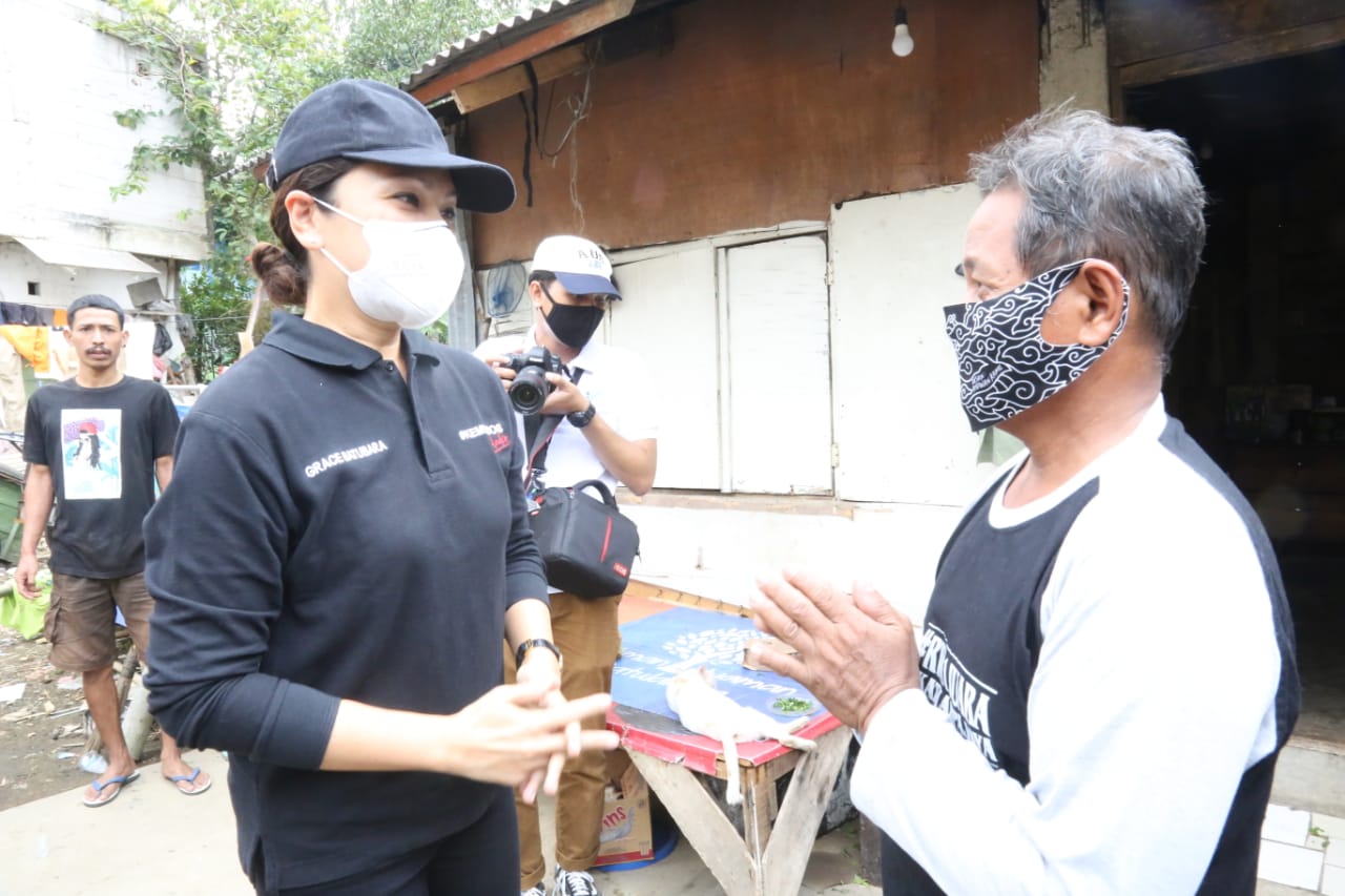 Penasihat Dharma Wanita Kemensos RI Salurkan Sembako di Bogor