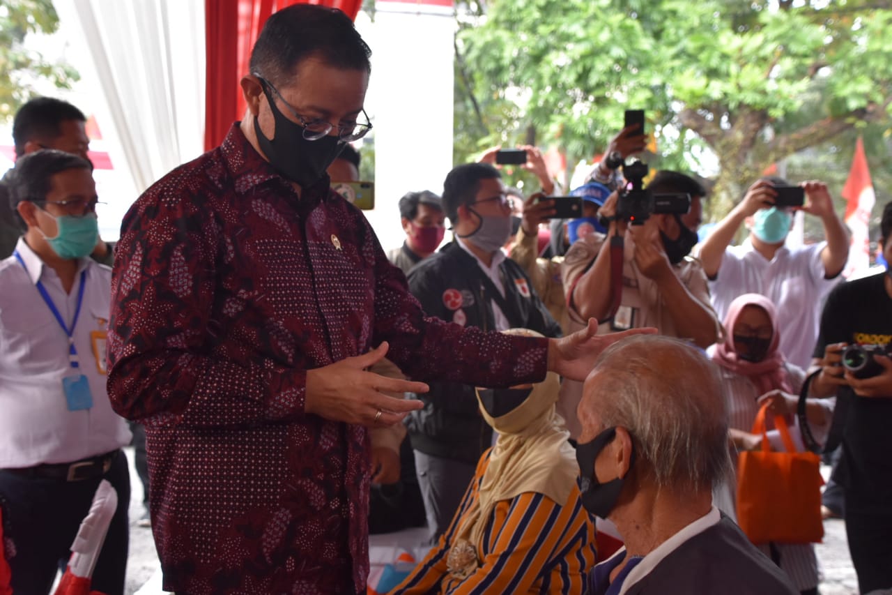 Menteri Sosial Hadiri Penyaluran BST di Bandung, Tandai Pencairan Tahap ke-4