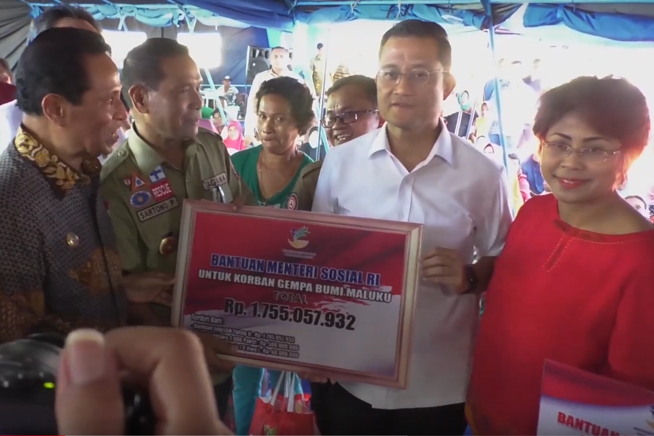 Ministry of Social Affairs Distributes Aid for Ambon's Earthquake Victims