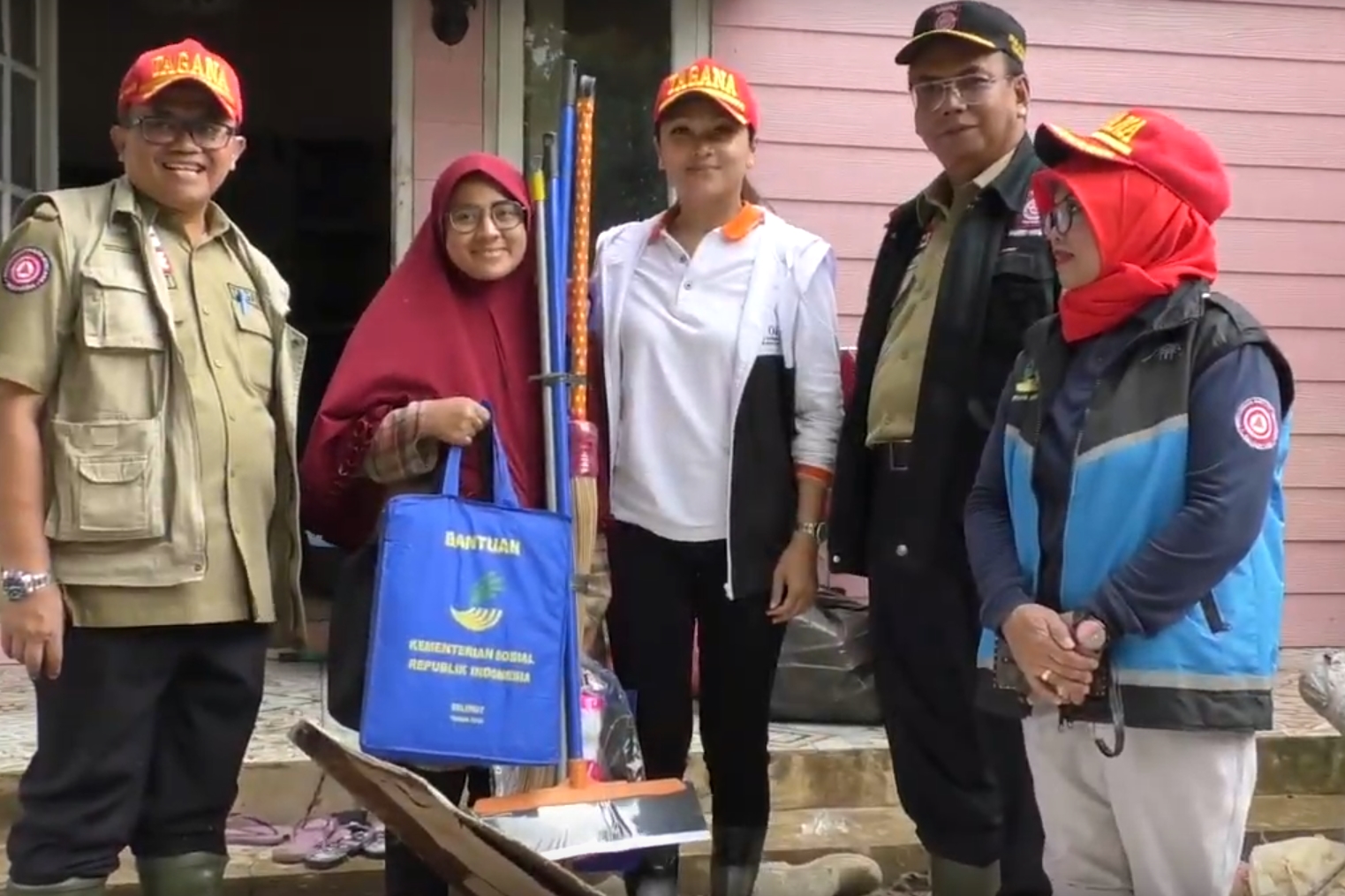 Brave, Minister of Social Affairs' Wife, Grace Batubara Passes Mud Handing Over Aid in Bojongkulur