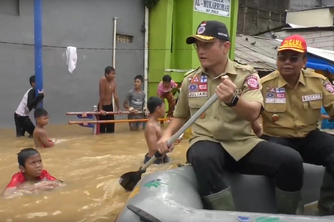 Minister of Social Affairs Observes Jakarta Floods by Boat