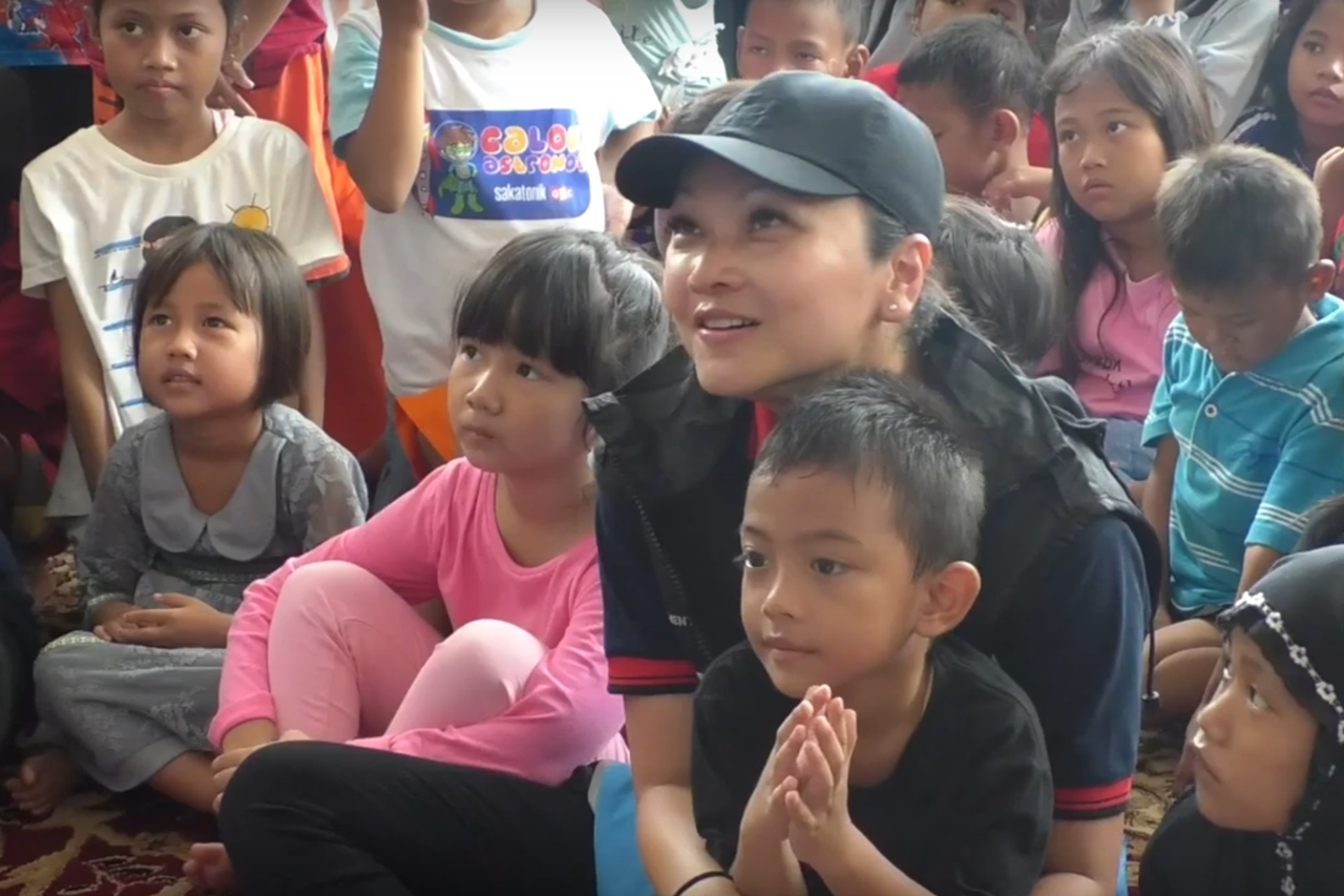 Grace Batubara Hibur Anak-anak Korban Banjir