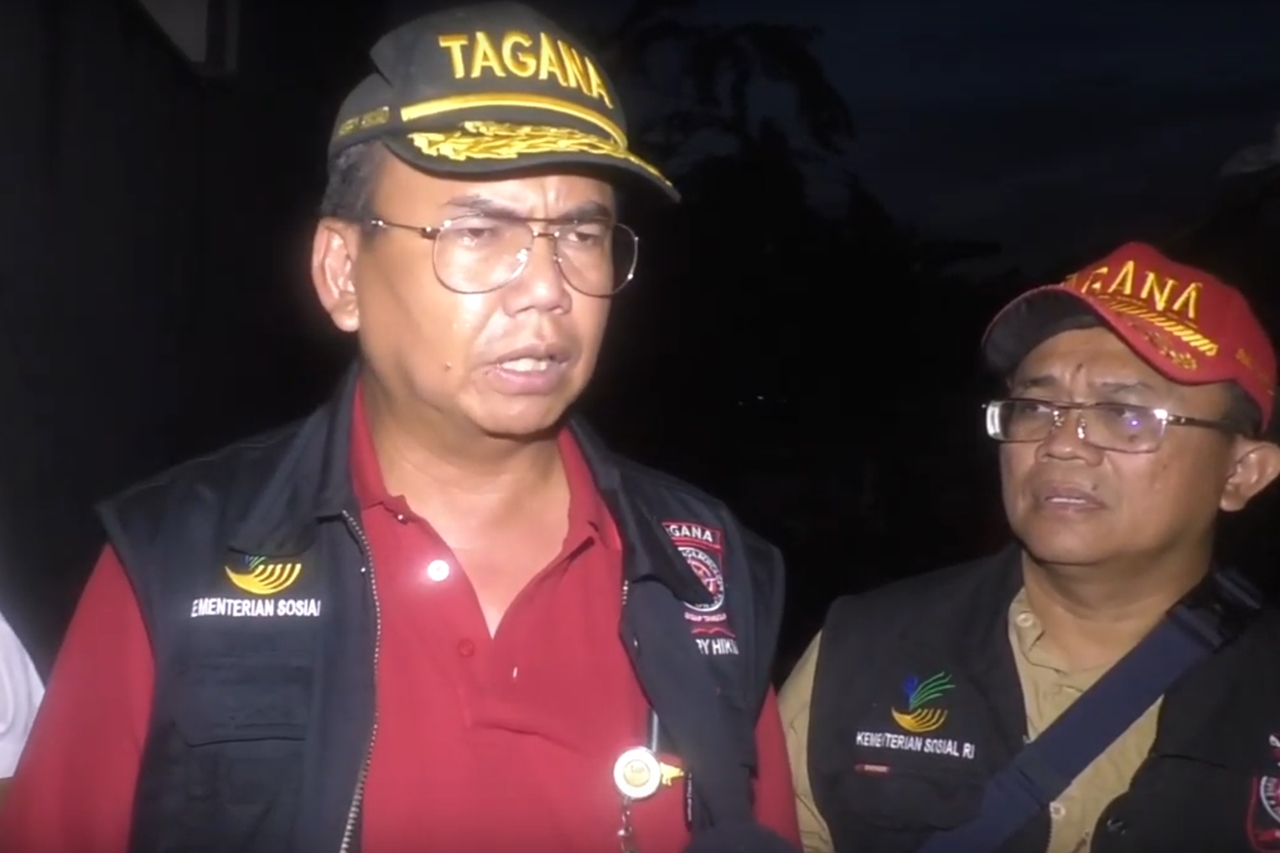 Ministry of Social Affairs Distributes Logistics for Flood Victims in Rawa Buaya