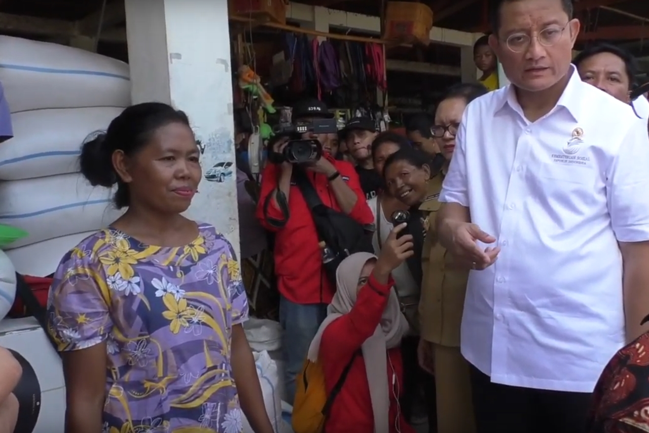 Minister of Social Affairs 'Blusukan' to Market to Meet KPM PKH Rice Seller in Labuan Bajo