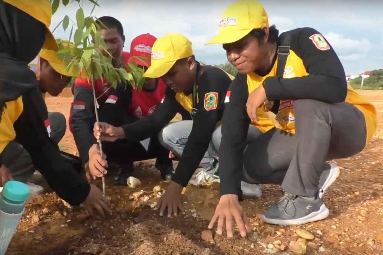 Planting A Thousand Trees with the Minister of Social Affairs