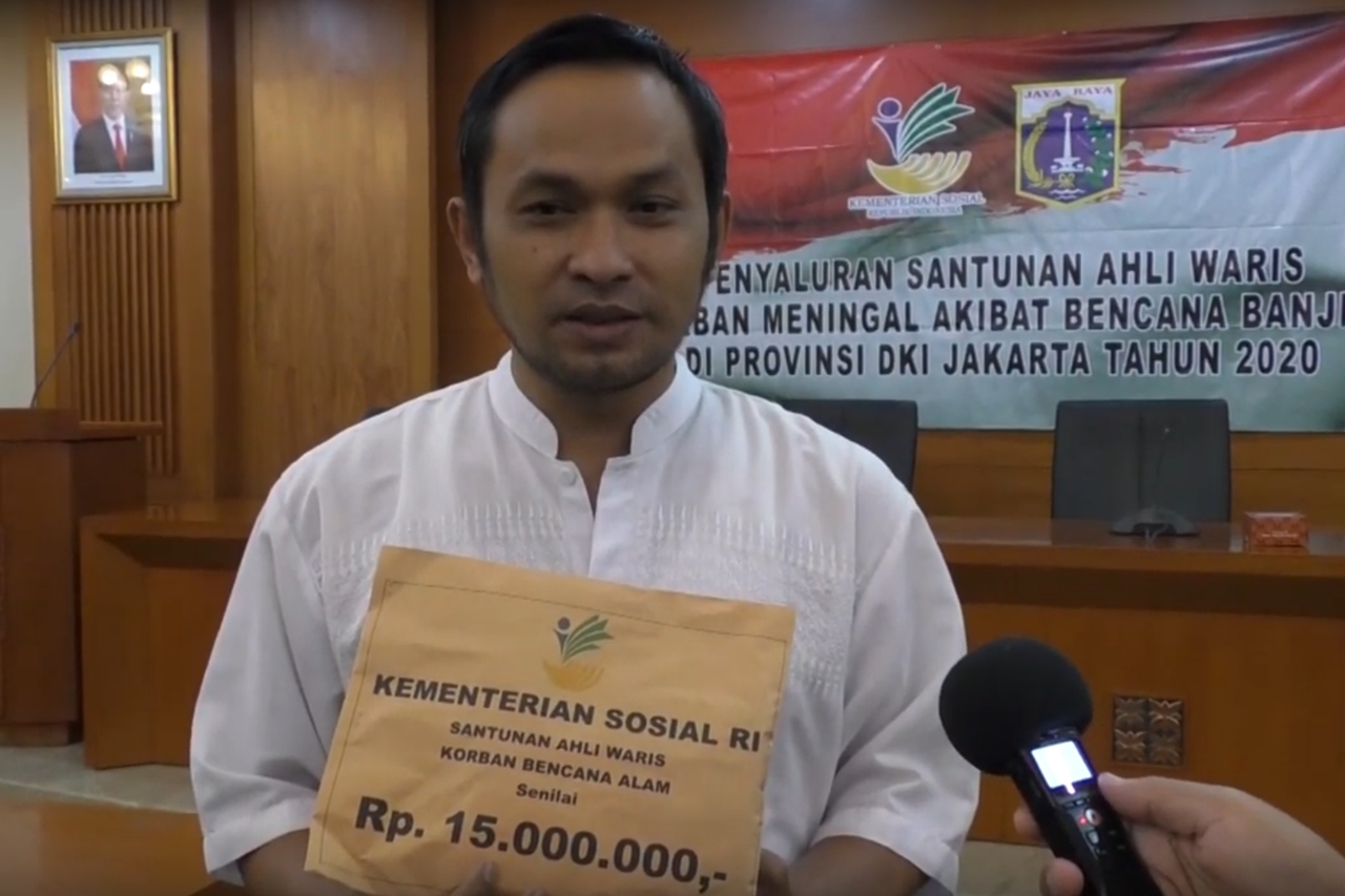 Ministry of Social Affairs Distributes Compensation for Heirs of Death Victims Due to Flood in Jakarta