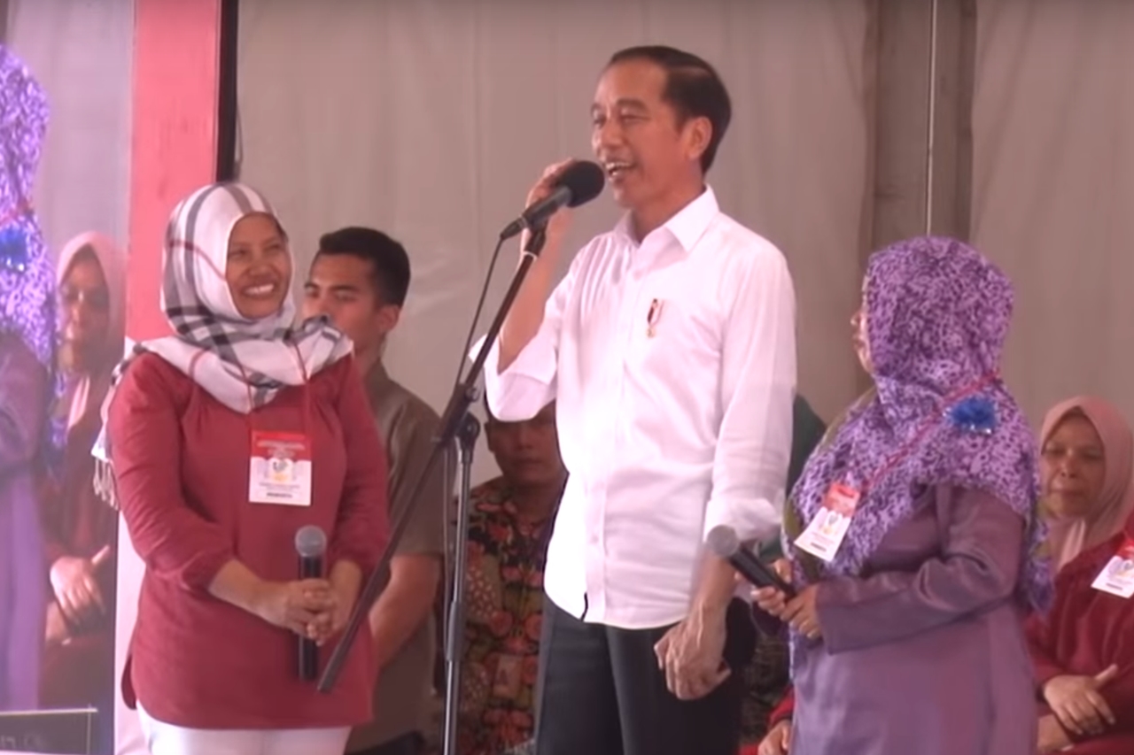 President's Funny Action with PKH Beneficiaries in Cimahi