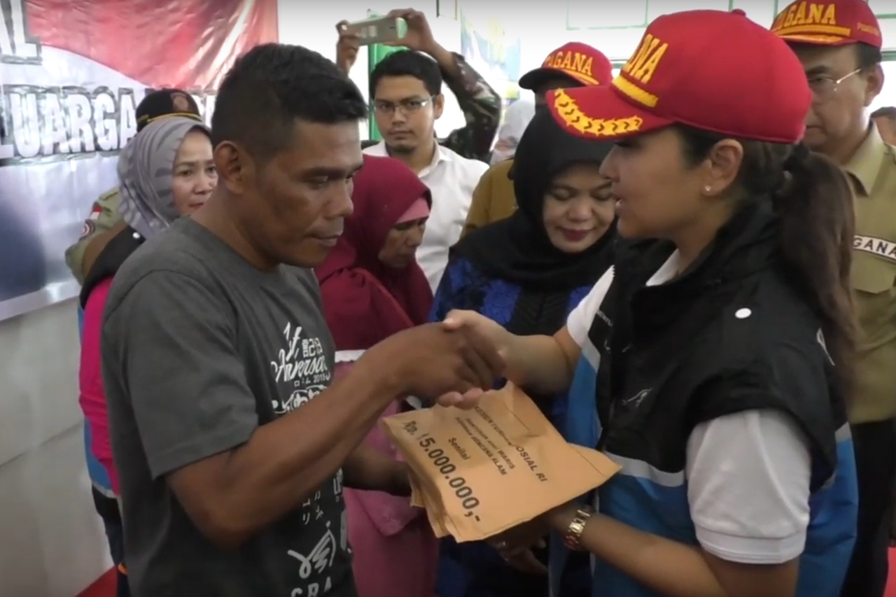 Ministry of Social Affairs Distributes Compensation for Flood Heirs and Landslide Victims in Lebak, Banten