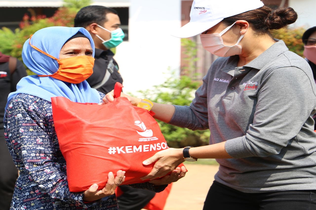 Rawalele Residents Seems Happy Received Ministry of Social Affairs Present Food Assistance