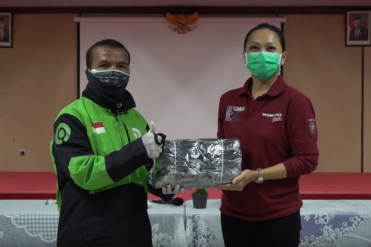 Ministry of Social Affairs Donates APD, Basic Food for 4 Hospitals and Non-Medical Masks to Online Motorcycle Taxi