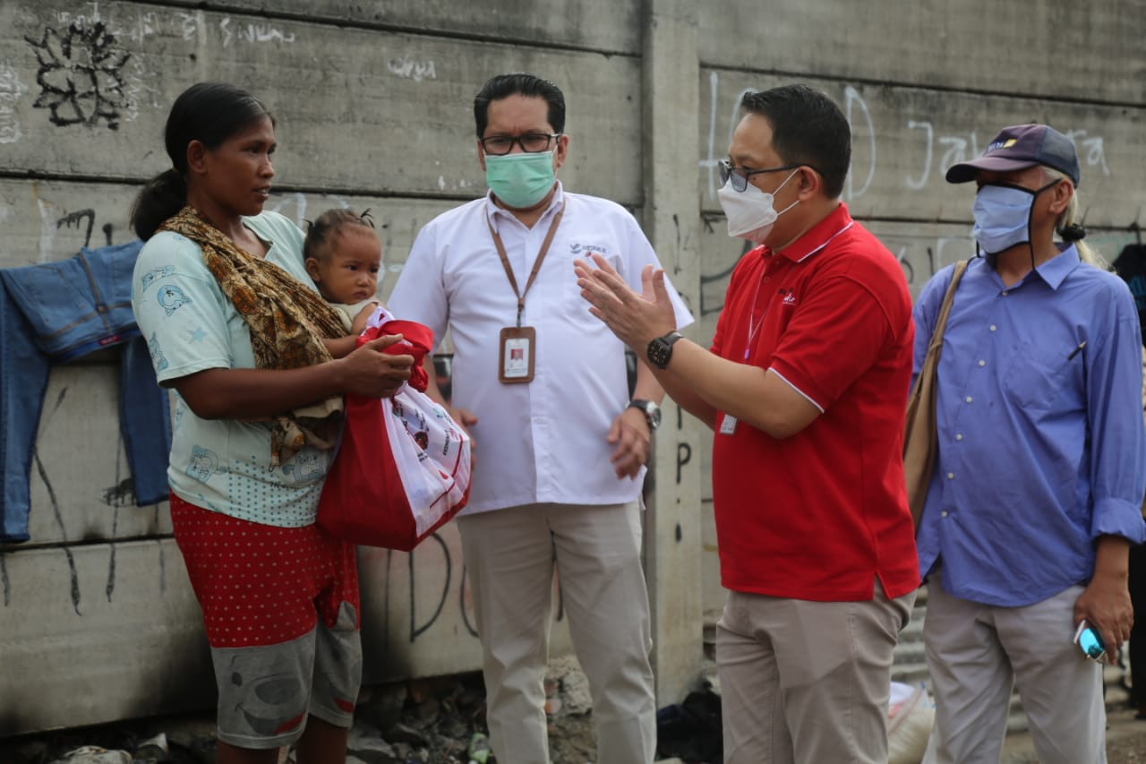 Kemensos Sisir Wilayah Pinggiran Rel, Bagikan Sembako