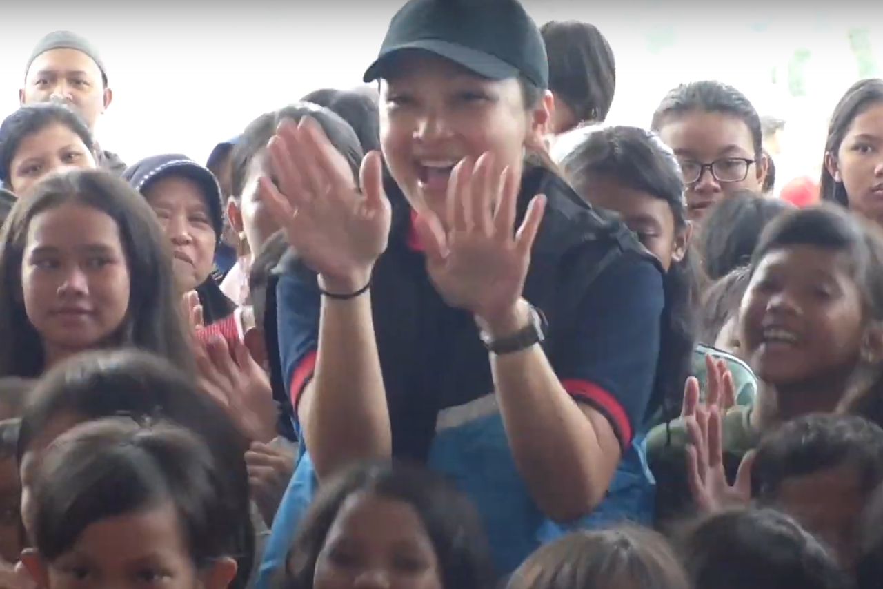 Exciting! Mrs. Grace Batubara Sings with Children of Flood Victims