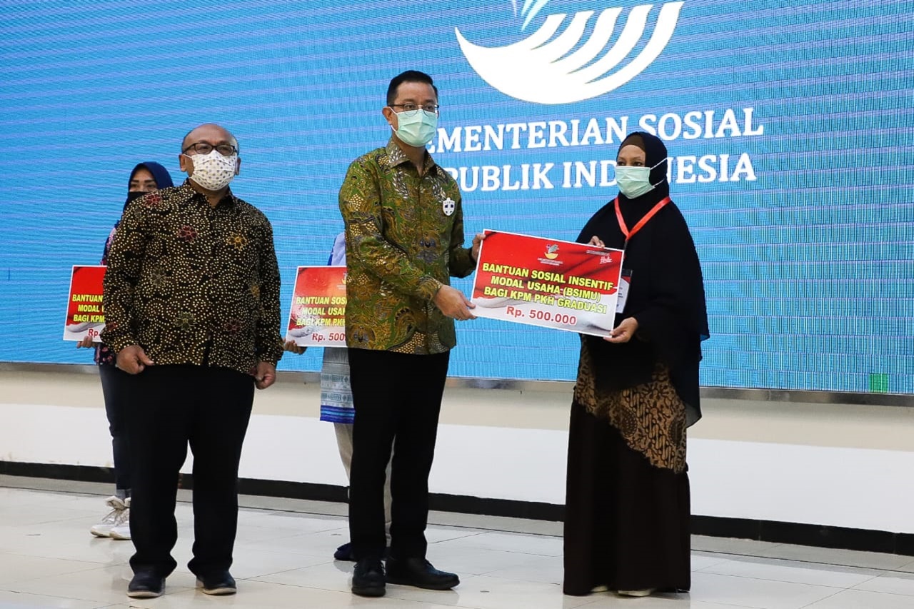 Ministry of Social Affairs Gave Rp 5 billion Prokus to Help KPM PKH Graduation's Micro Busines