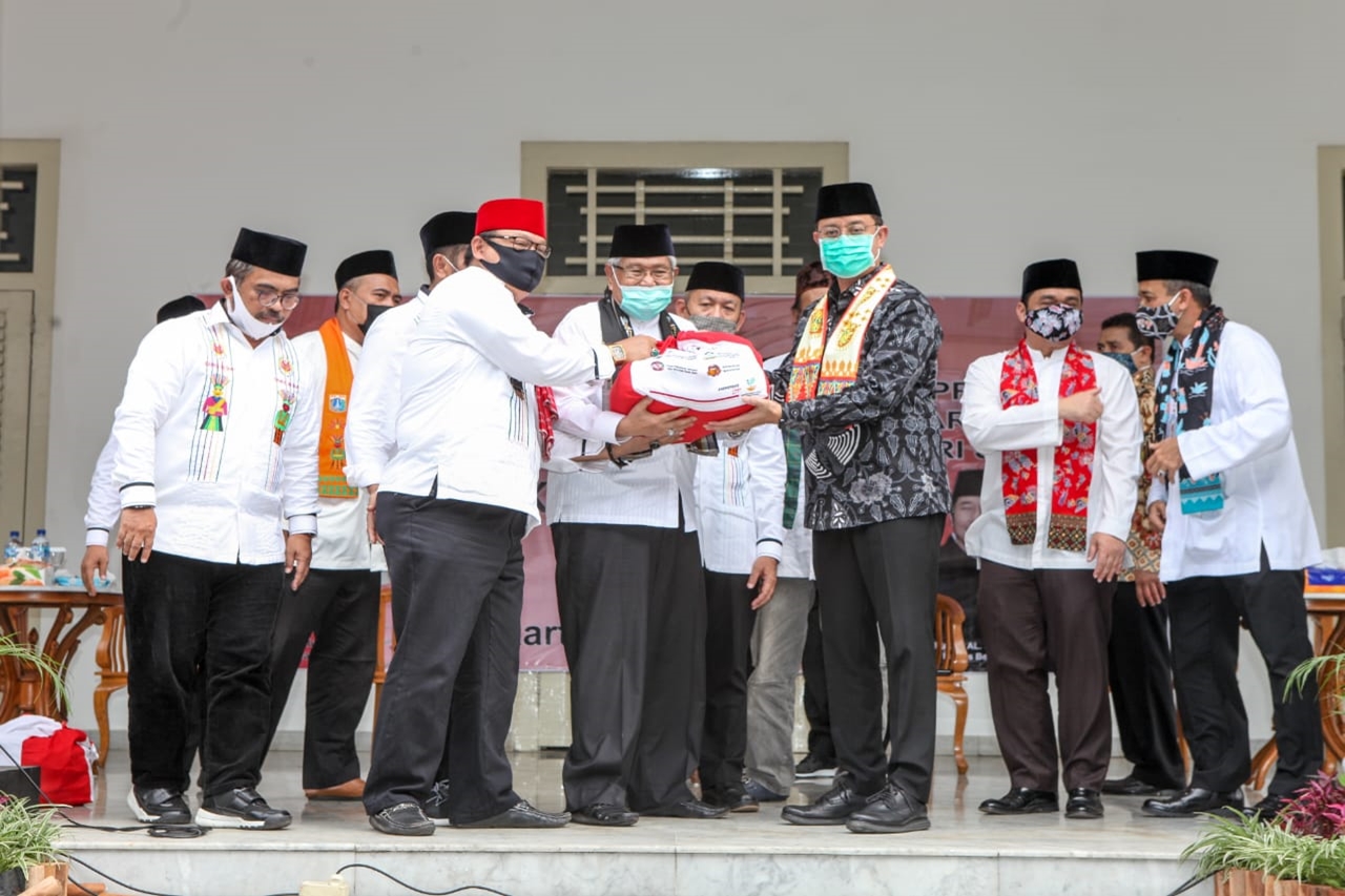 Ministry of Social Affairs Handed Over 5000 Basic Food Packages to Bamus Betawi