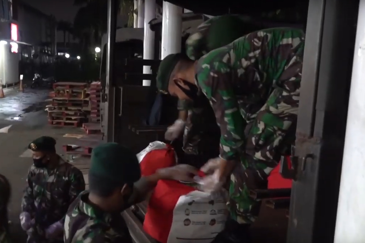 Indonesian National Army Assisting the Ministry of Social Affairs' Grocery Distribution