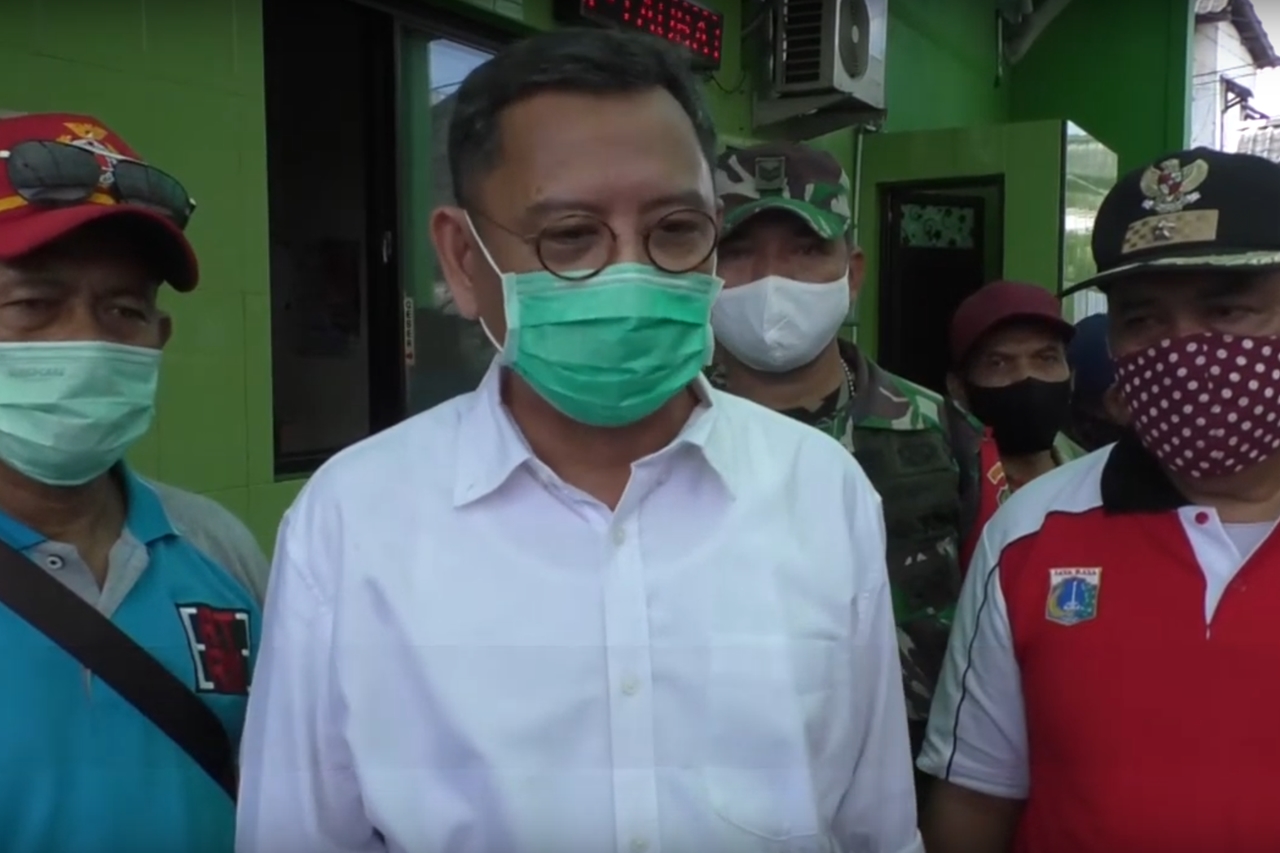 Pepen Monitors Basic Food Distribution in East Pademangan, Agus is Able to Keep Cooking