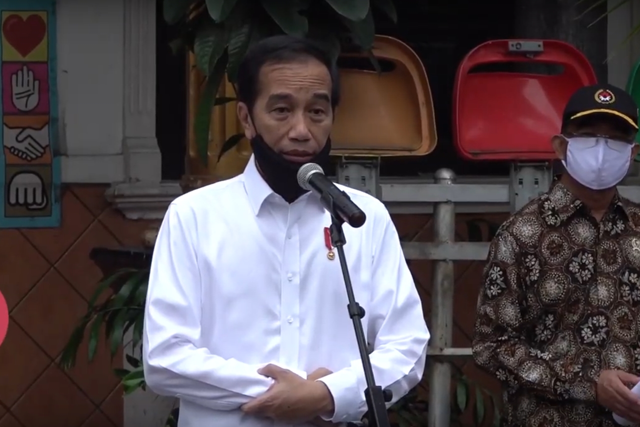 Residents are Nervous When President Jokowi 'Blusukan' Checks the Distribution of Basic Food