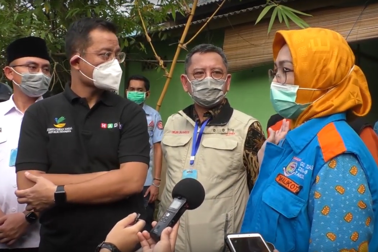 A-South-Sumatera-Nomads in South Tangerang Receives Grocery