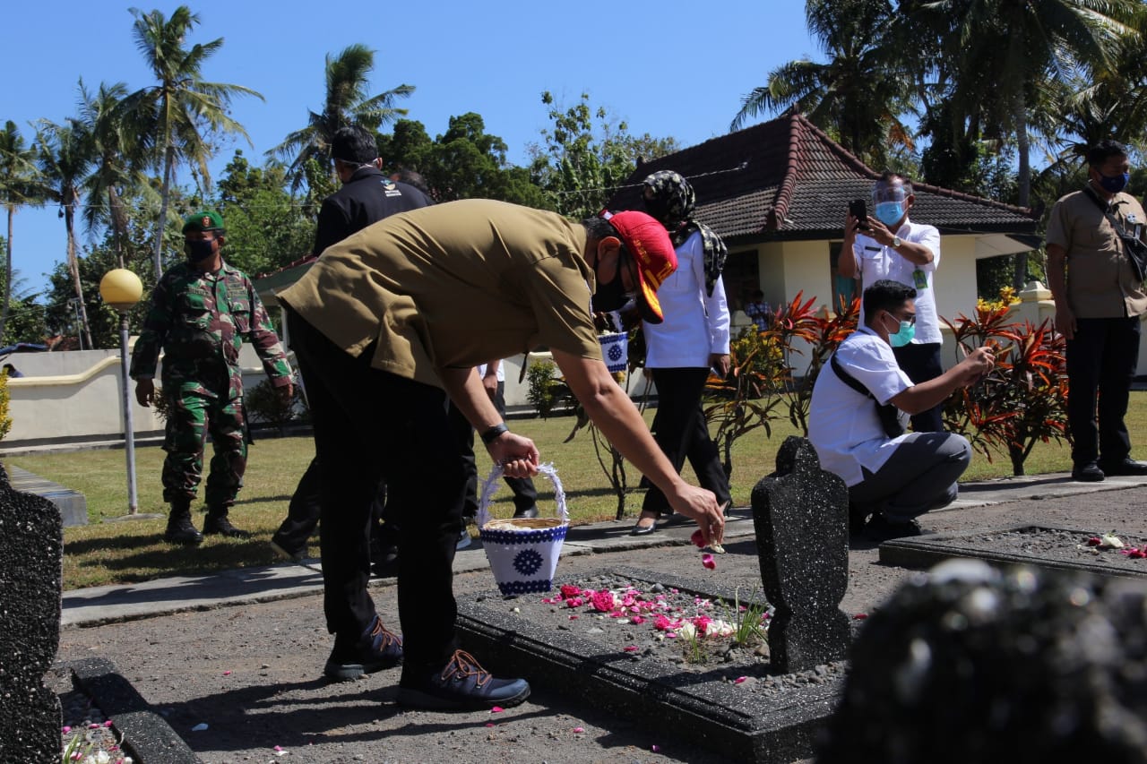 Mensos Ziarah ke TMP Kabupaten Kulon Progo