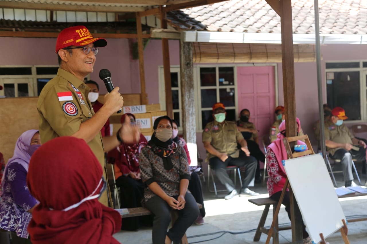 Mengajar P2K2, Mensos Juliari Minta KPM Perhatikan Pola Asuh dan Pendidikan Anak