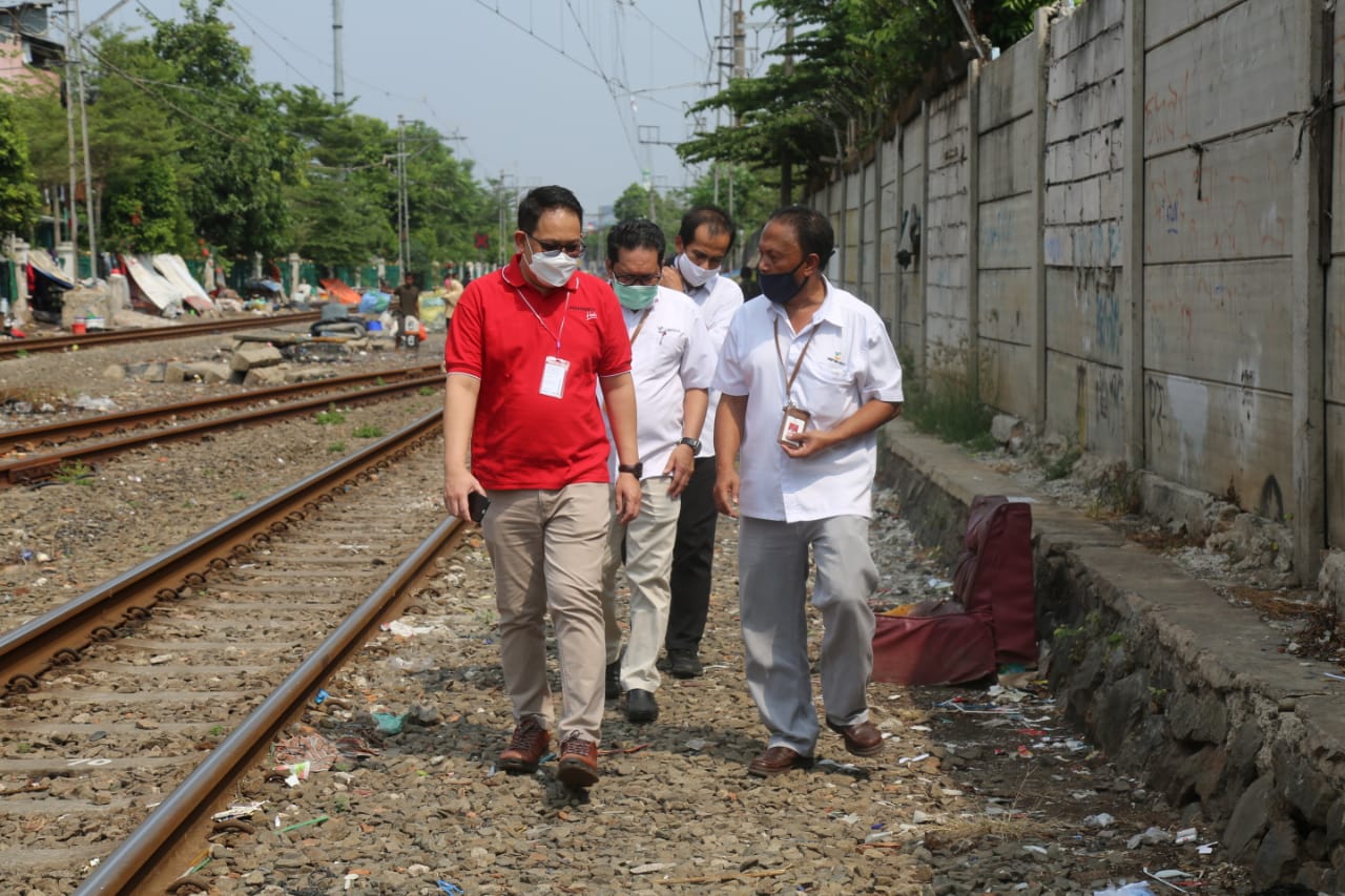 Distribution of Basic Food for Residents of Rail Scavengers