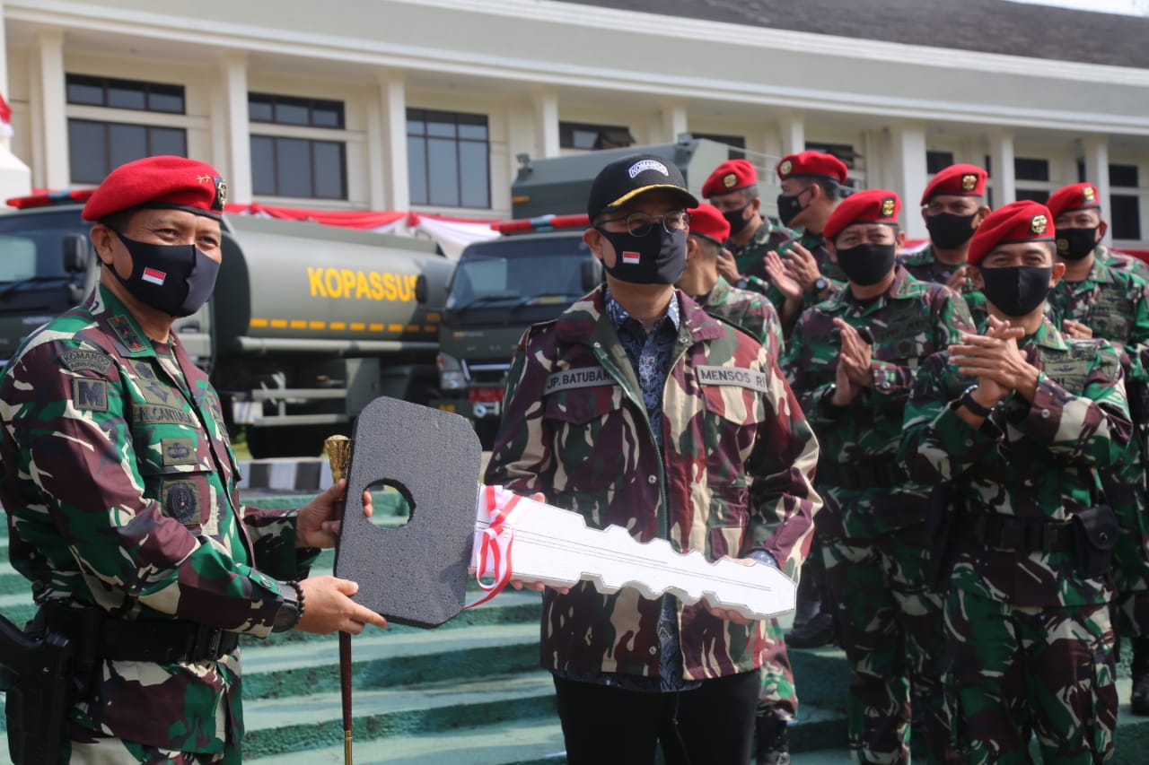 Social Minister Juliari Handed Over 4 Operational Vehicles to Kopassus