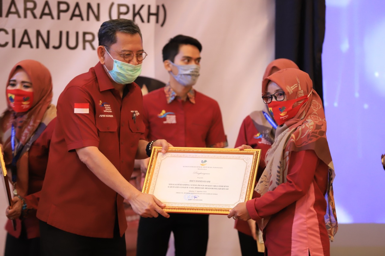 Proud, PKH Facilitator Delivers Assisted KPM Graduation