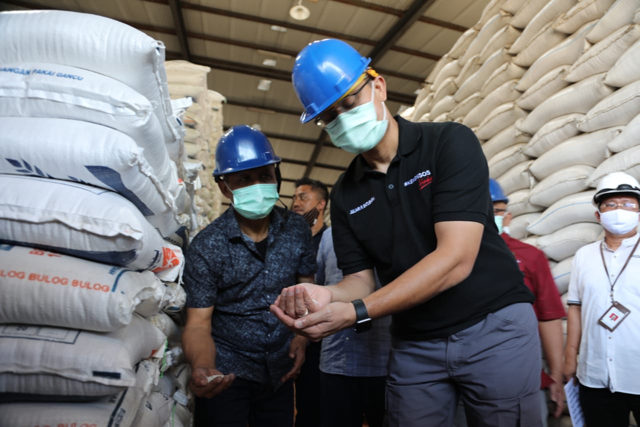 Jelang Penyaluran Bansos Beras, Mensos Sambangi Gudang Bulog Cimindi